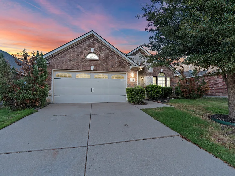 9412 Caliente Dr — Photo 2
