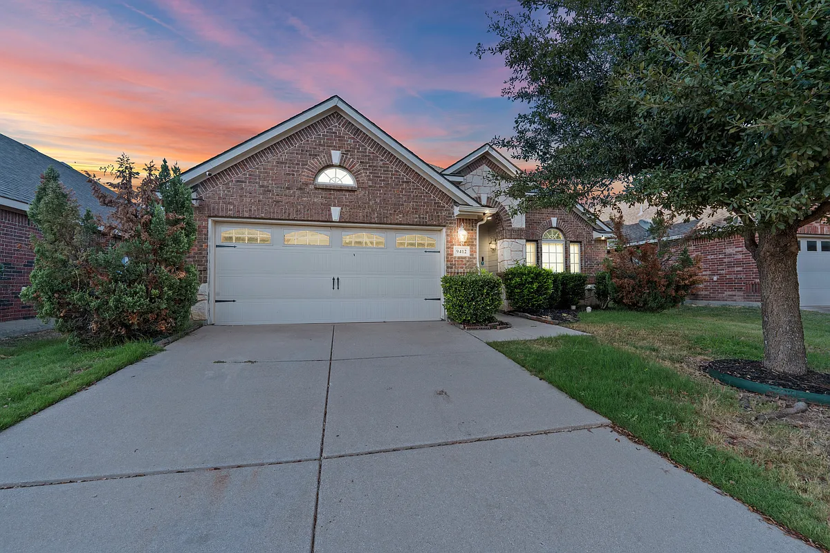 Building Photo - 9412 Caliente Dr