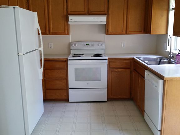 Kitchen w/eating space