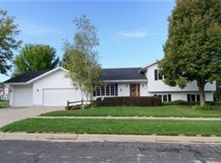 911 Pasadena Pkwy, Waunakee, WI 53597