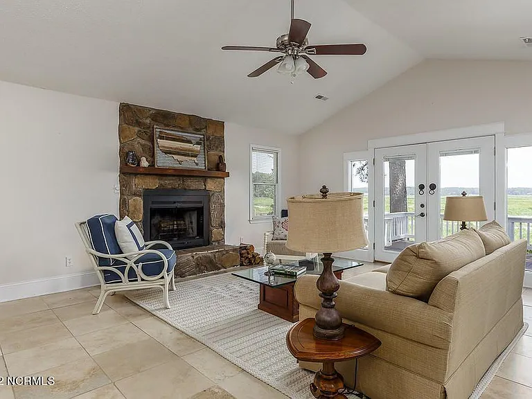 647 Castleberry Ct — Photo 18