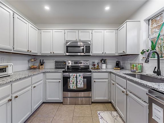 3rd image of 8 Dinton Cir