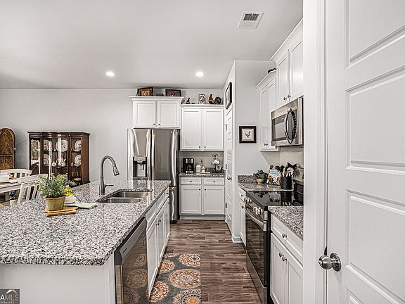 3rd image of 306 Vine Ct