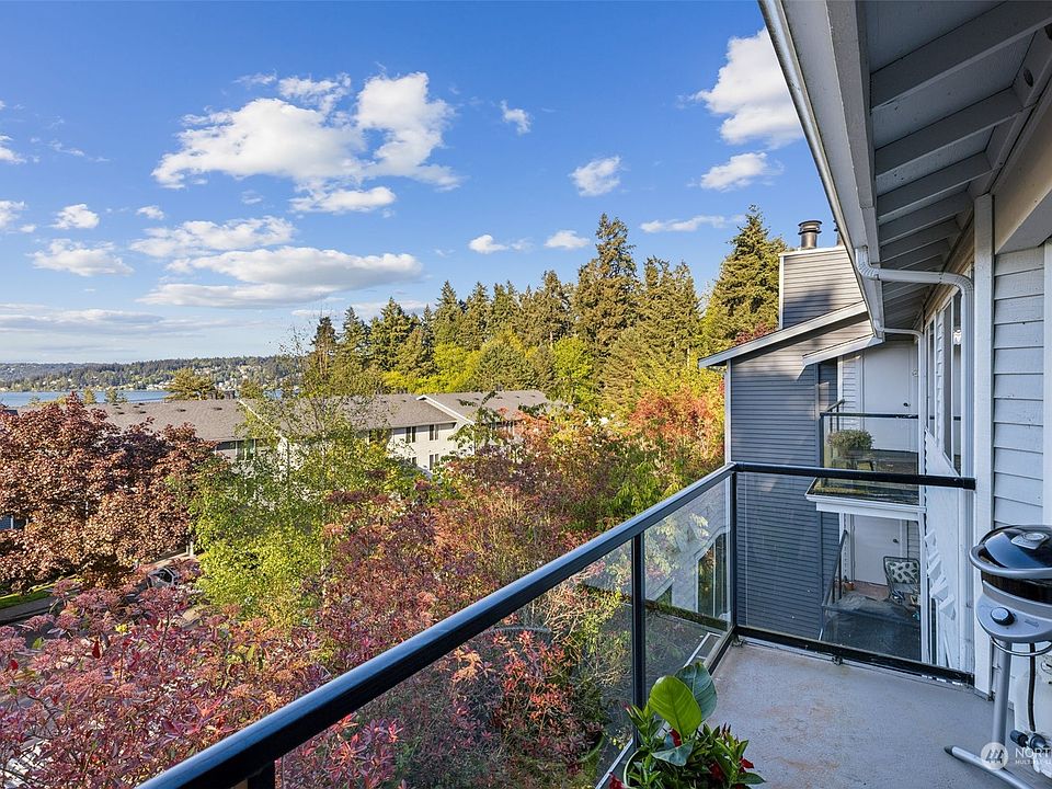 Gorgeous views of Lake Sammamish and Cascades!>