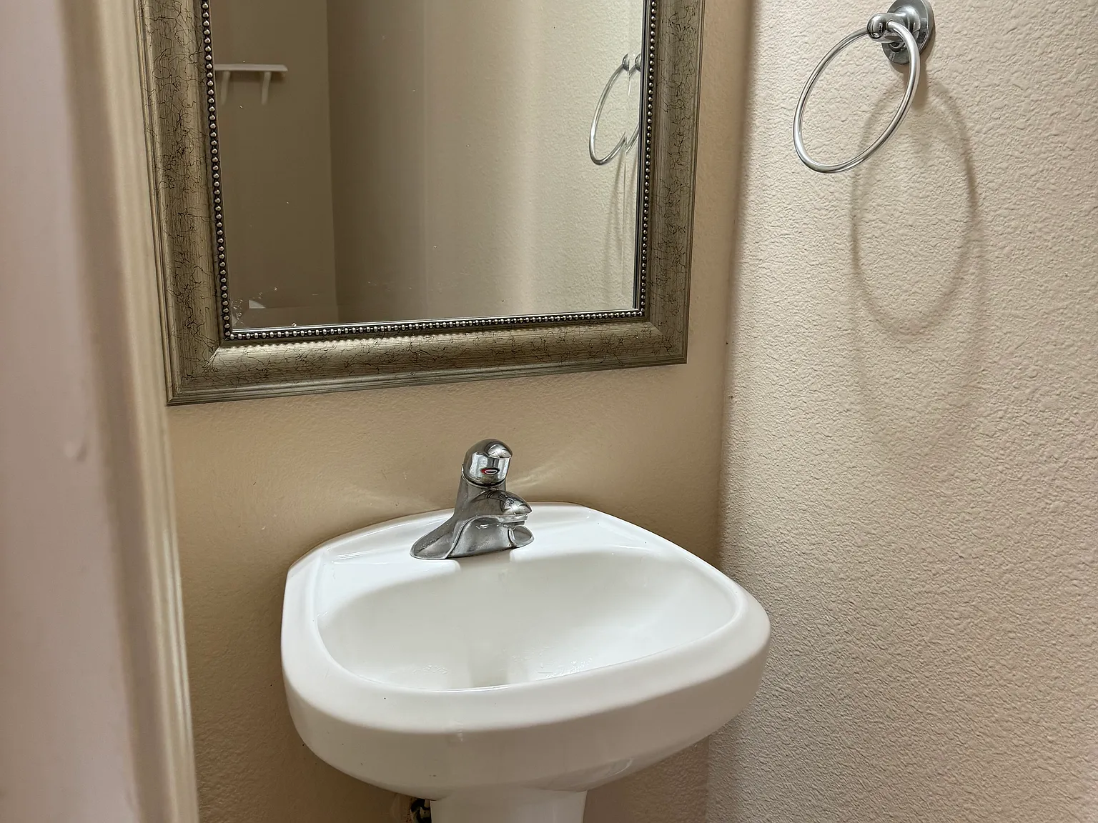 3 bed, 2.5 bath, 1621 sqft, $2,000 — Photo 2