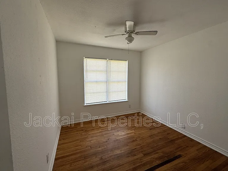 15 Macarthur Dr #B — Photo 6