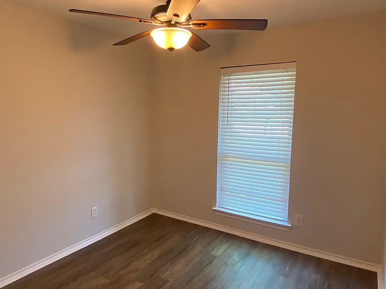 1902 Camellia St — Photo 14