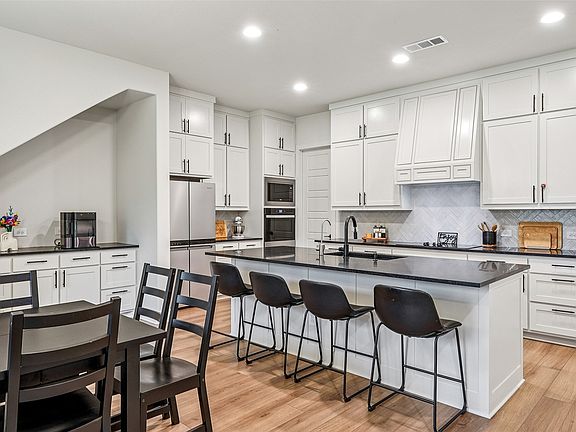 4th image of 826 Townsman Ct