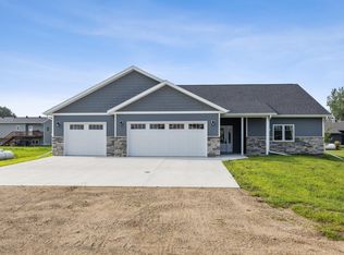 305 Prairie Dr N, Hankinson, ND 58041