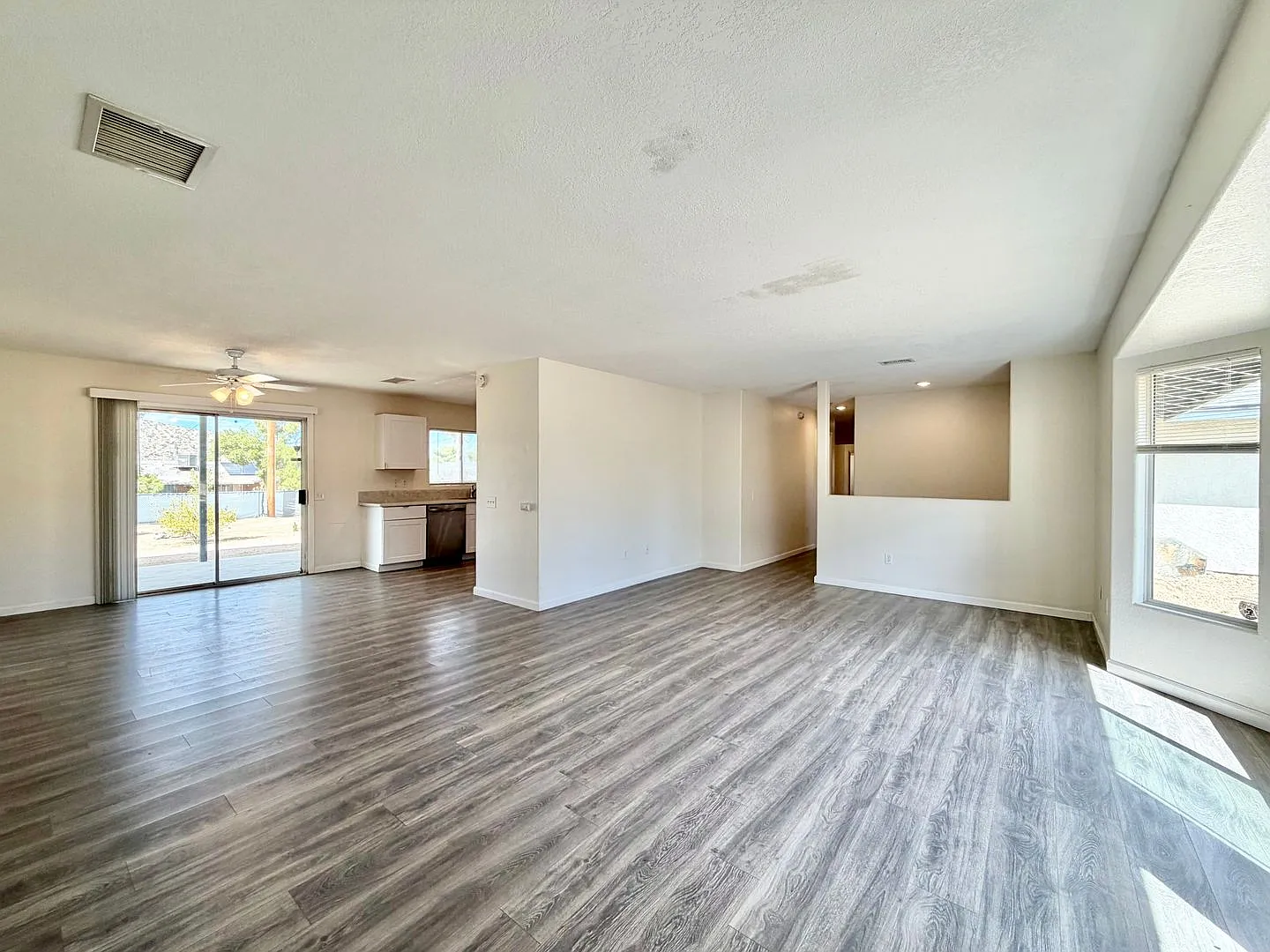 Available Now !! 3 Bedroom 2 Bathroom Home In Yucca Valley — Photo 4