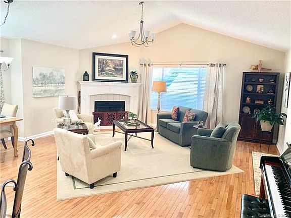 5th image of 25 Gray Wolf Ln