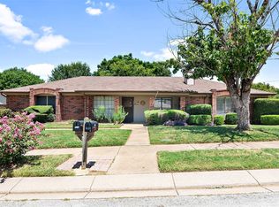 100 Hickory Springs Dr, Euless, TX 76039
