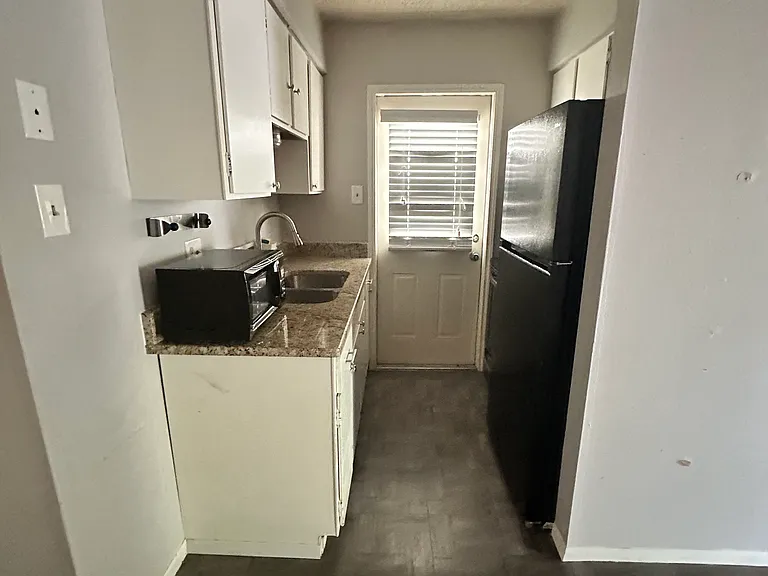 1719 W Kings Hwy #17 — Photo 5