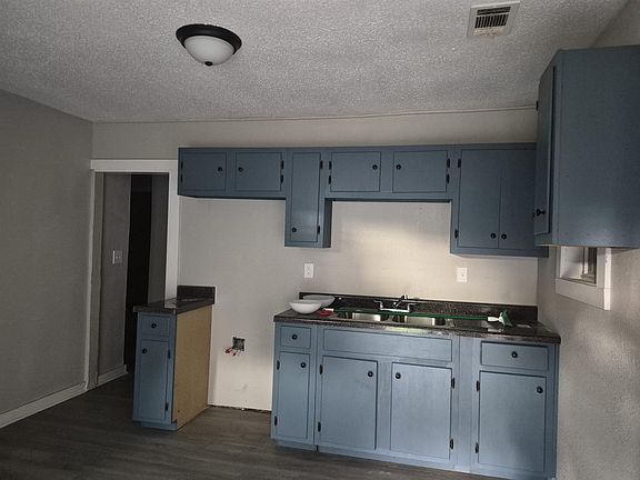 3rd image of 818 Crockett St