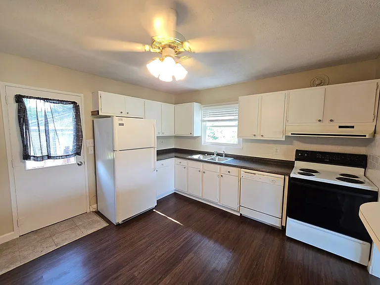 9809 Old Six Mile Ln — Photo 15