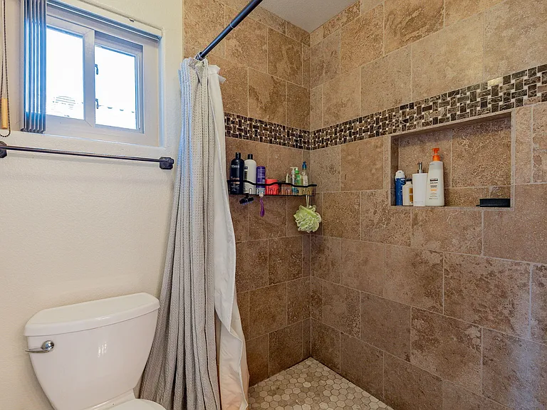 1650 E Tremaine Ave — Photo 9