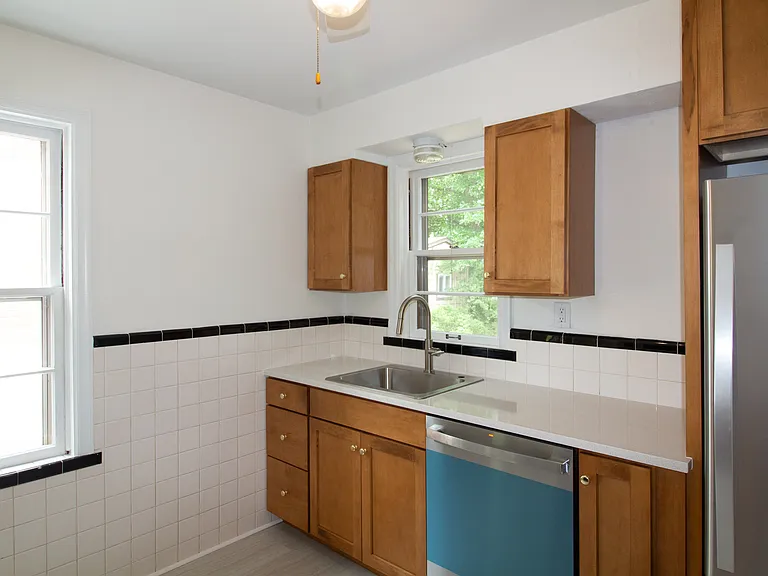 340 Calvert Ave — Photo 5