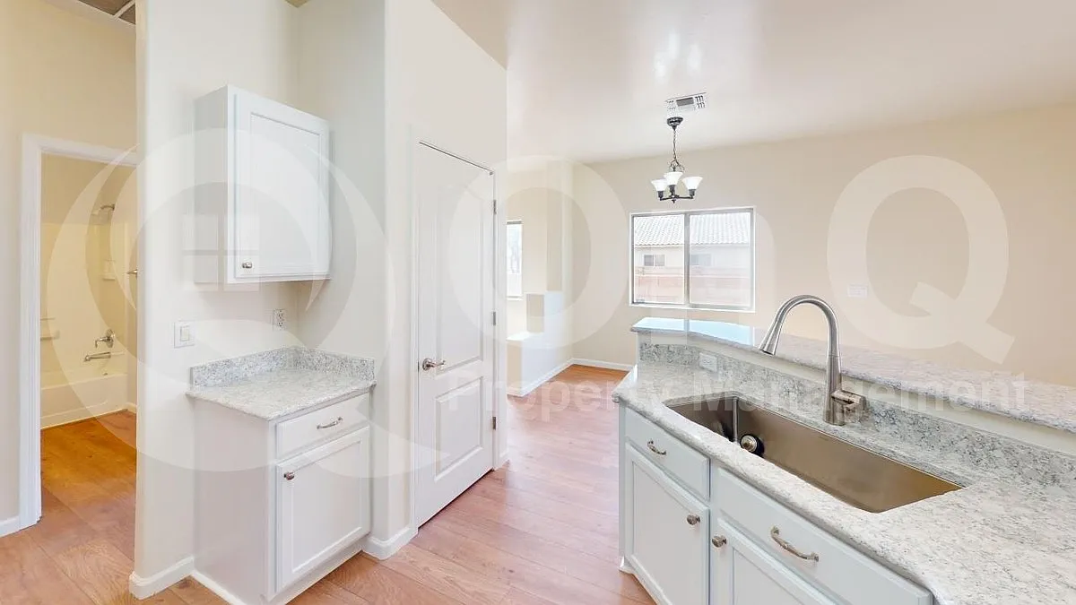 4 bed, 2.0 bath, 1660 sqft, $2,249 — Photo 3
