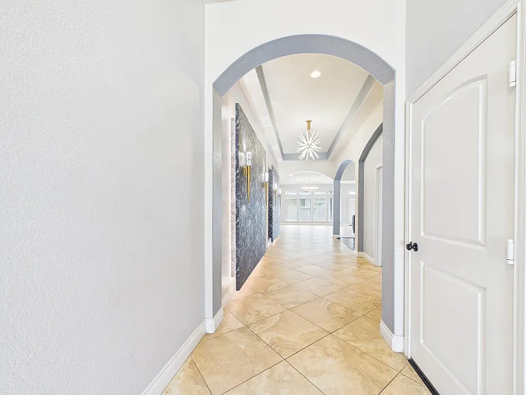 2807 Naples Park Ln — Photo 6