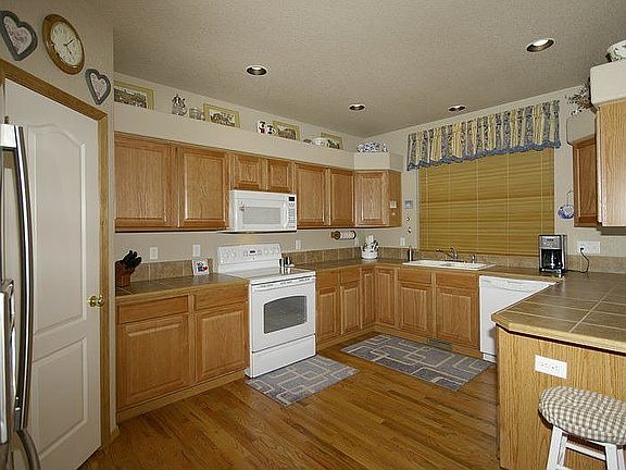 Wood Floors, Tile Counters, Pantry!