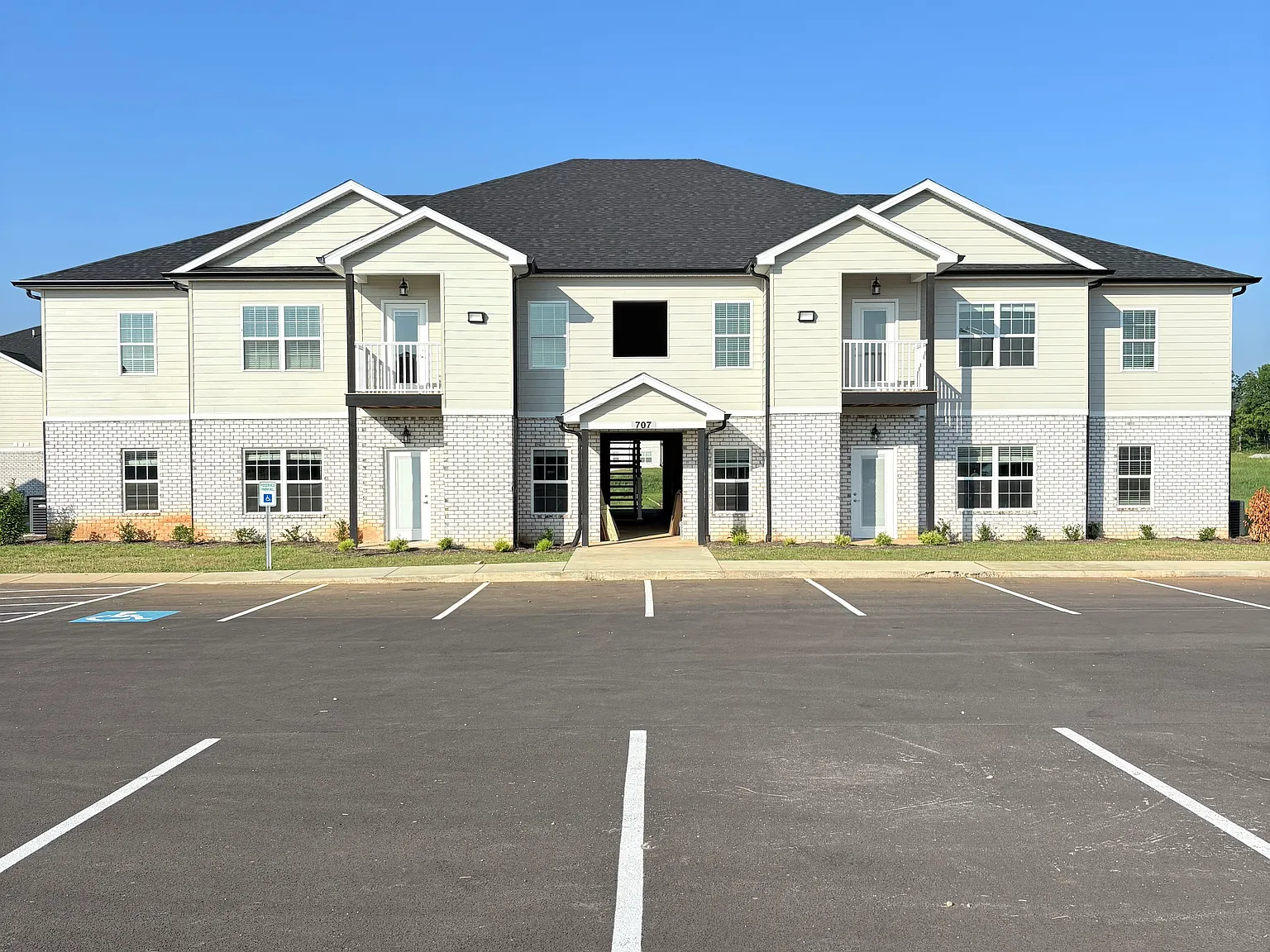 2 bed, $995 — Photo 1