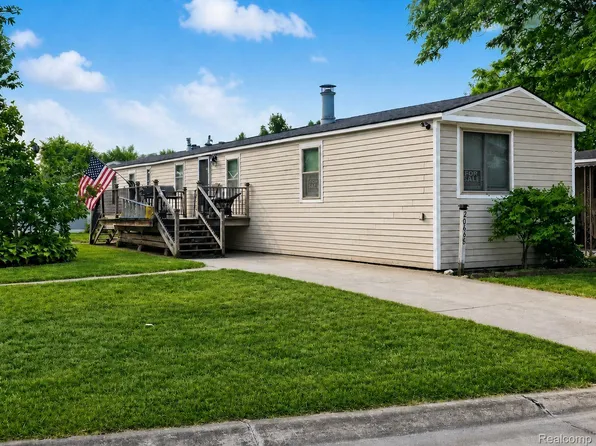 20648 Seneca Dr, Clinton Township, MI 48036