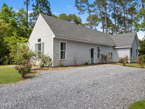 790 Peach St, Ocean Springs, MS 39564
