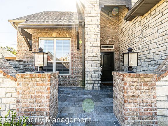 2nd image of 1601 SW Edinburgh Ave