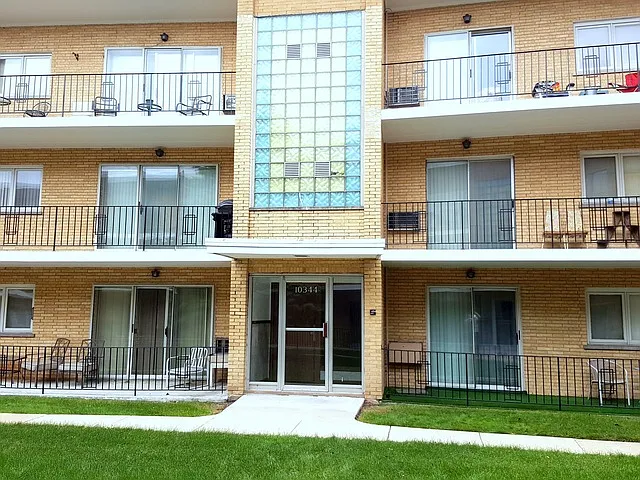 10344 S Pulaski Rd APT 105 photo 1