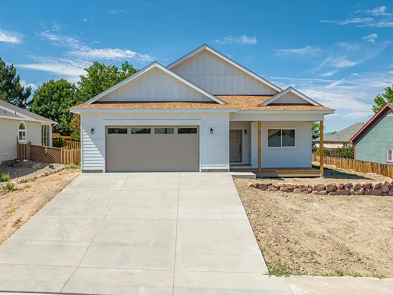577 Ponderosa Cir — Photo 1
