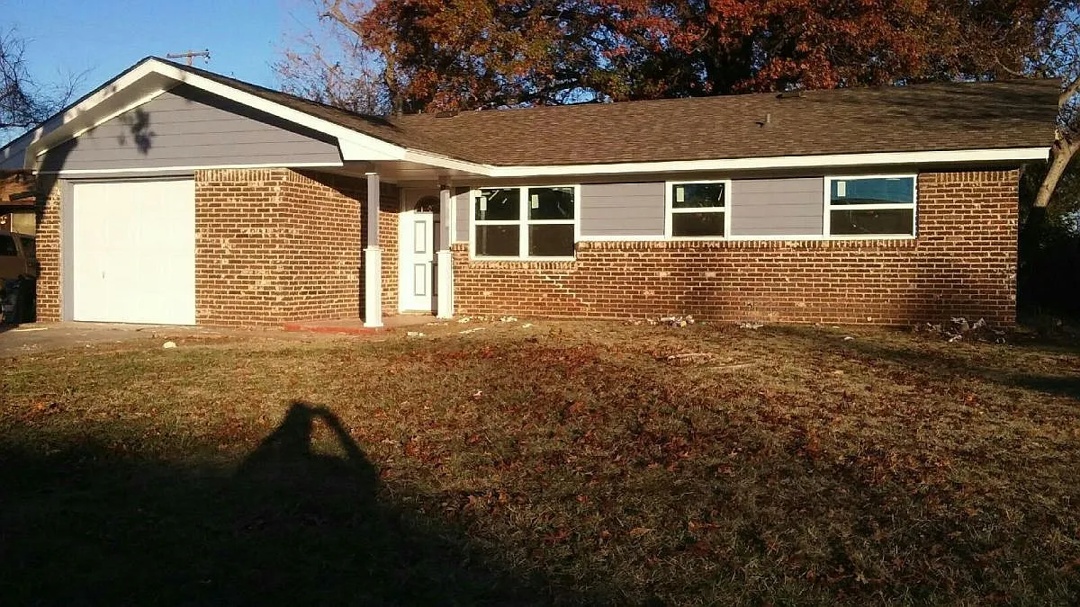 3 bed, 1.5 bath, 1365 sqft, $1,300 — Photo 1