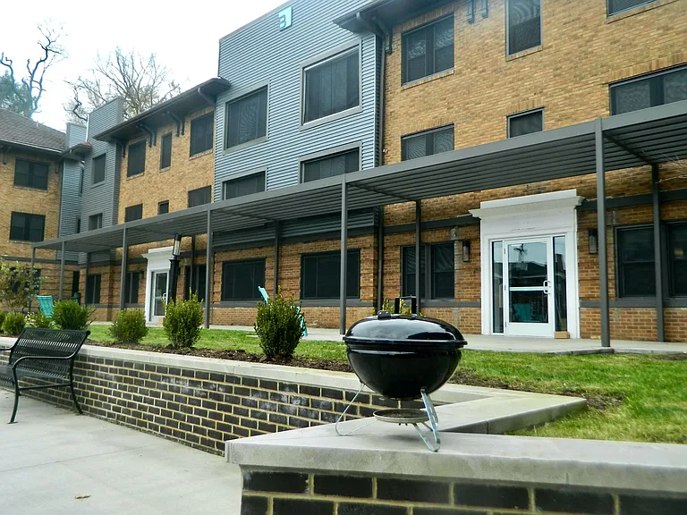 2123 Shady Ave — Photo 2