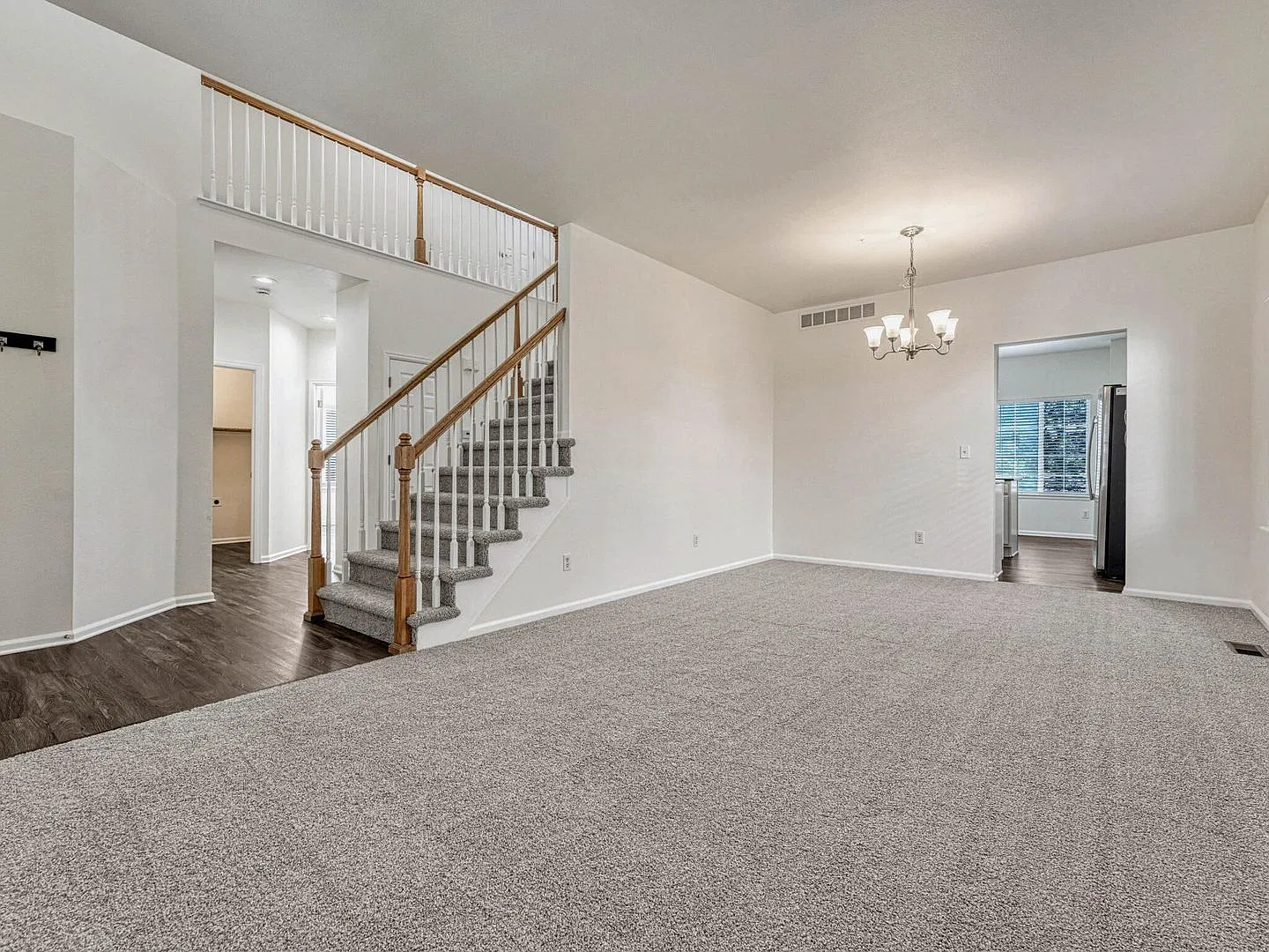 Beautifully updated 4br/3ba home — Photo 2