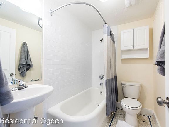 2nd image of 670 26th St APT 11