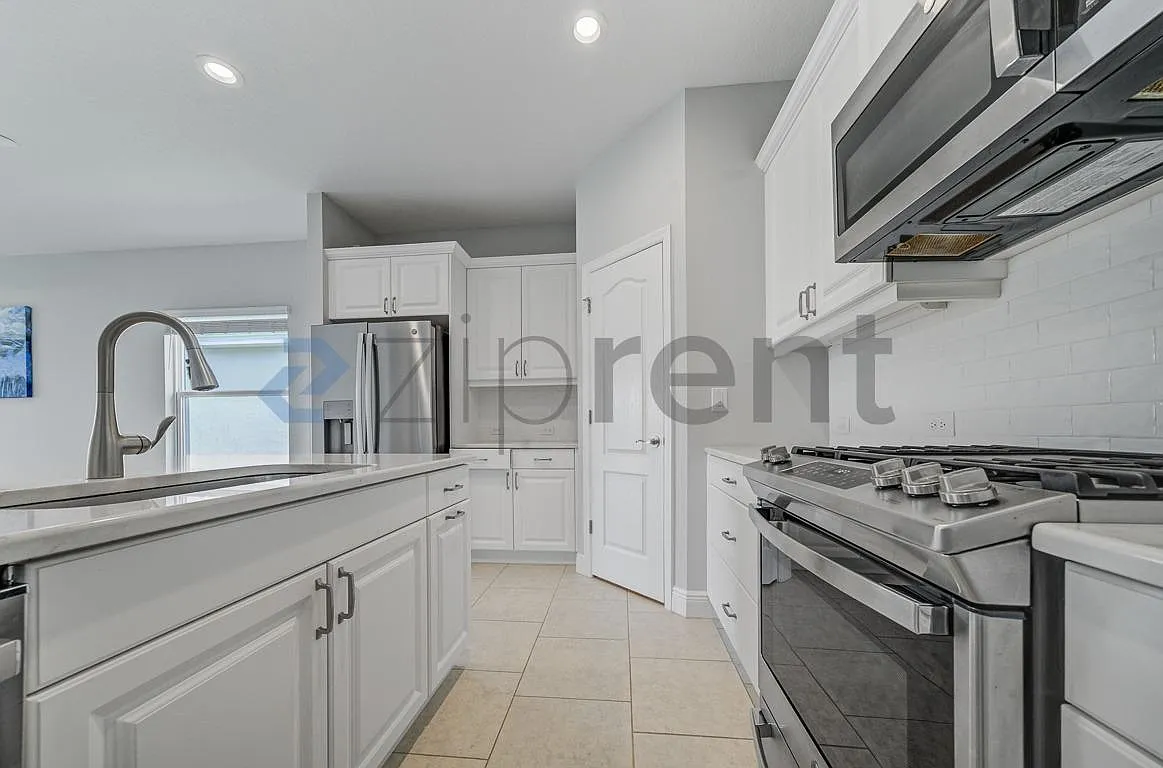 3 bed, 25159960 sqft, $2,500 — Photo 2