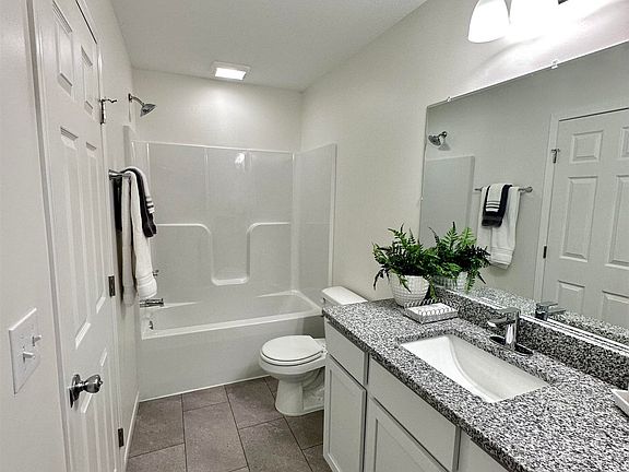 2nd image of 1019 N Spruce Ave
