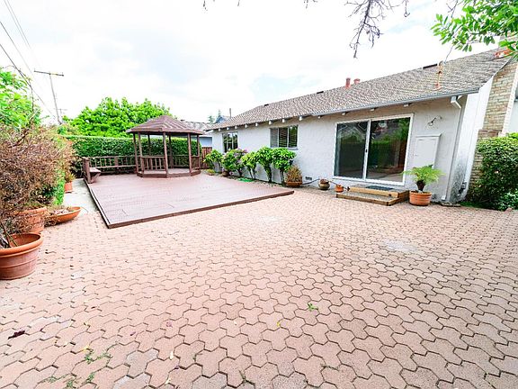 3rd image of 975 Kintyre Way