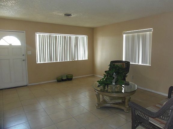 4th image of 3708 Round Lake Dr