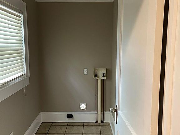 Laundry room with hookups