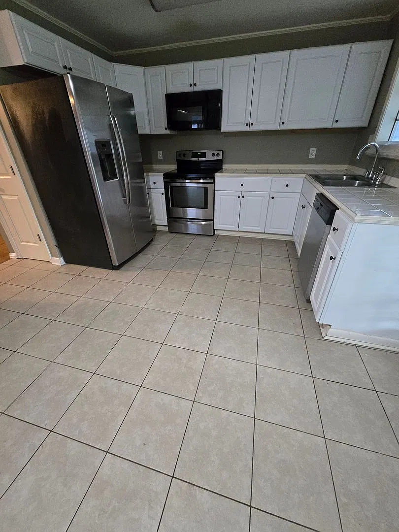 3 Bedroom 2 Bathroom Brick Home in Pineville - Large Yard - $1600 per month — Photo 4