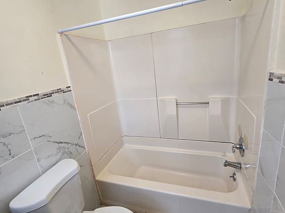4th image of 82 2nd St APT 3