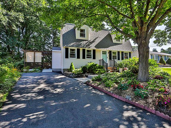 2nd image of 18 Shingle Mill Drive