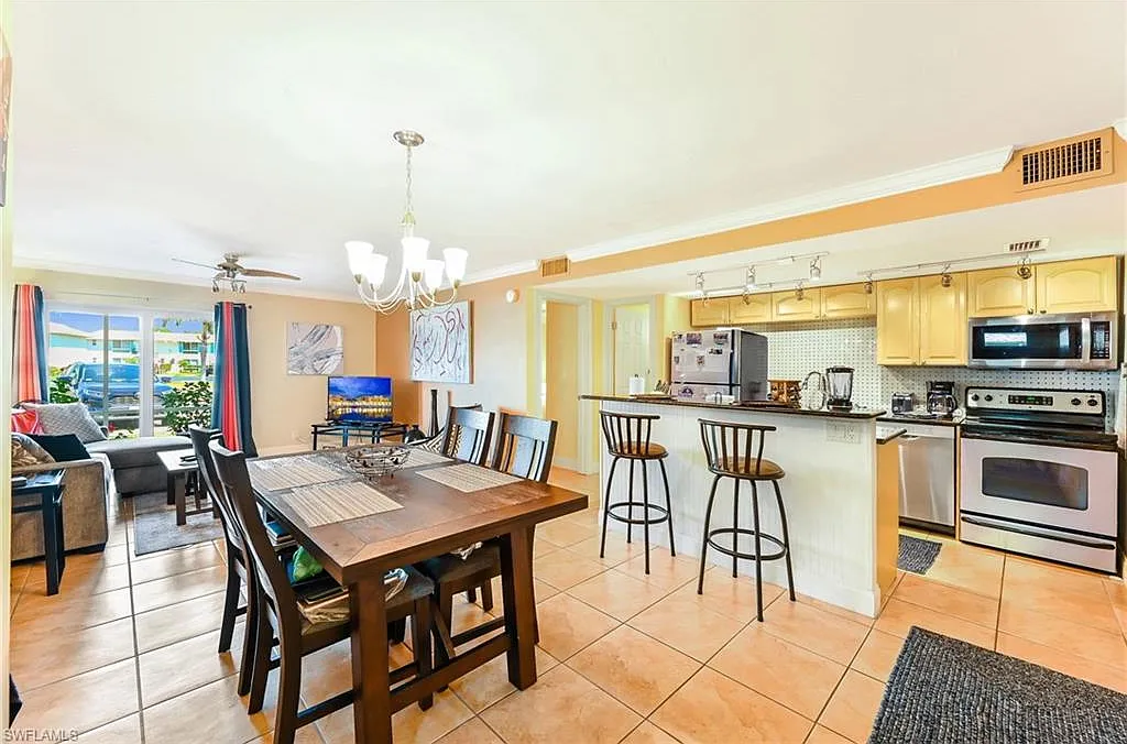 2 bed, 2.0 bath, 1010 sqft, $1,600 — Photo 3