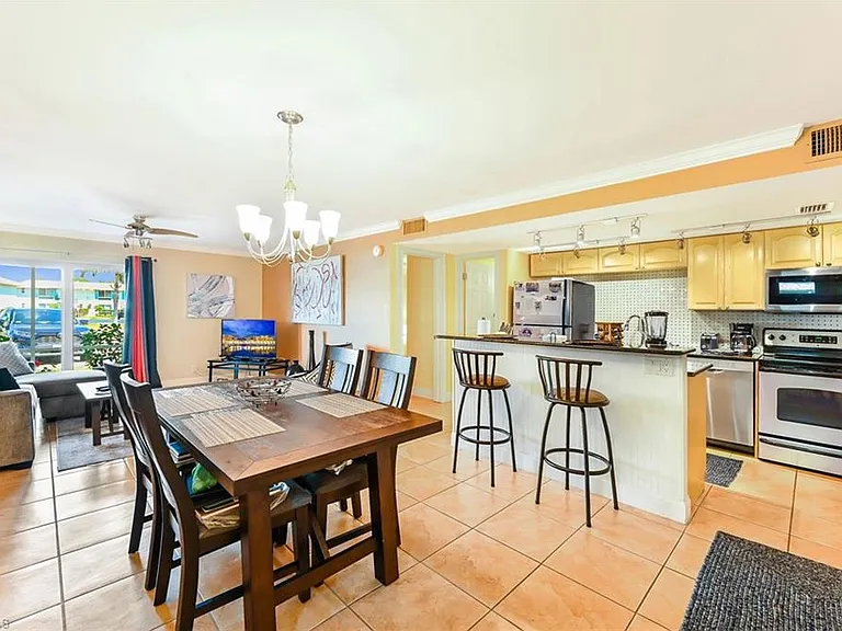 200 Palm Dr #7-R — Photo 3