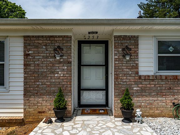 3rd image of 253 Fairford Ln