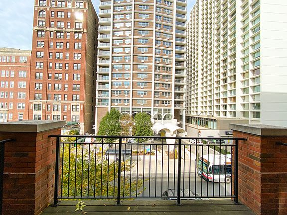 5th image of 421 W Belmont Ave APT 3B