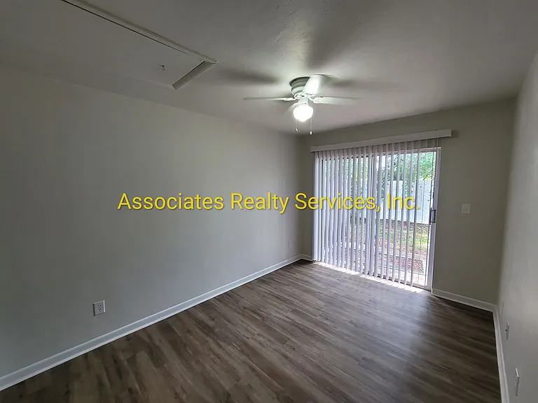 415 NE 42nd Pl — Photo 5