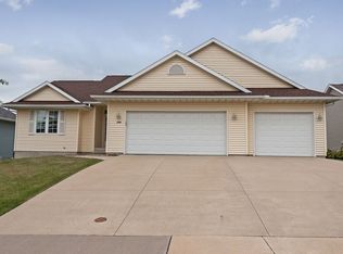 150 N 16th Ave, Hiawatha, IA 52233
