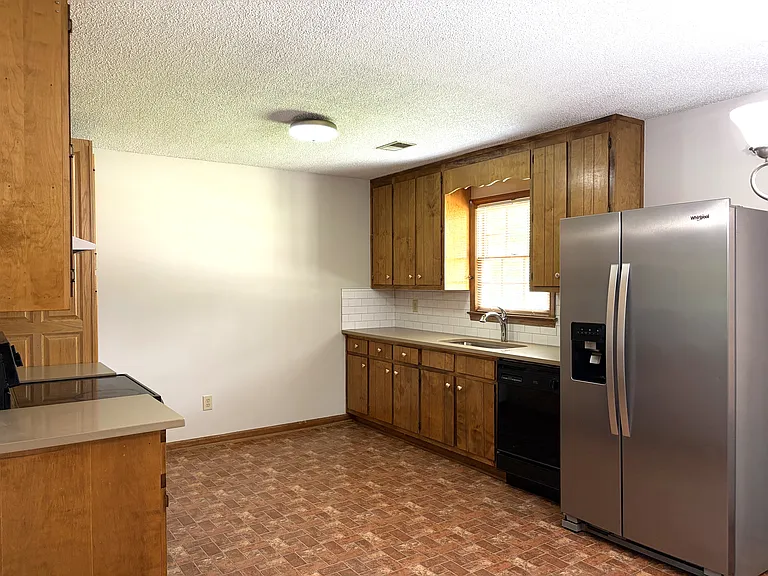585 Wayside Dr — Photo 6