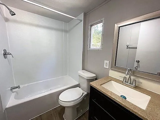 3 bed, 896 sqft, $1,200 — Photo 2